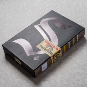 Lot - a box of shoes.
(DOUC,no person, paper, business, currency, money, literature, wealth, savings, education, book, book bindings, shopping, spherical, knowledge, vacation, isolated, one, isolate, still life, retro)